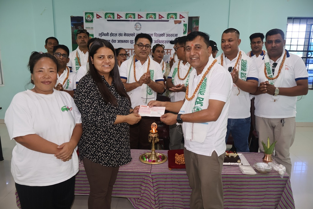 लुम्बिनी होटेल सङ्घद्वारा मानव सेवा आश्रममा भोजन दान कार्यक्रम