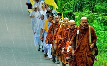 थाइल्याण्डका ३ सय भिक्षुले गरे लुम्बिनी–रामग्राम शान्ति पदयात्रा