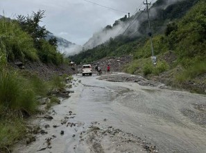 पहिरोले अरनिको राजमार्गको जुरे खण्ड अवरुद्ध