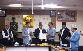 क्यान्सरको उपचारमा प्रयोग हुने अत्यावश्यक औषधि तथा स्वास्थ्य सामग्रीहरू स्वास्थ्य तथा जनसङ्ख्या मन्त्रालयलाई हस्तान्तरण