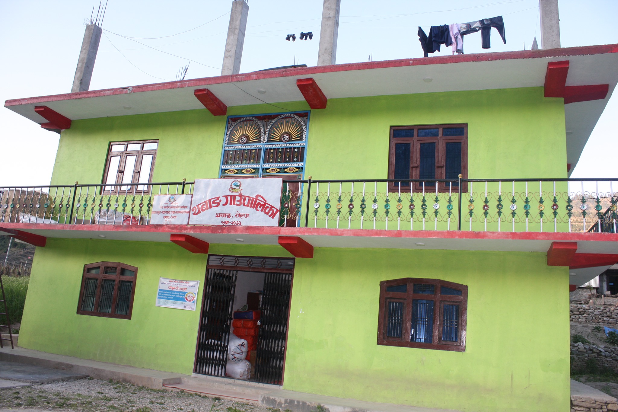 सम्पर्कविहिन थवाङका प्रमुख प्रशासकीय अधिृकत सहित ७ कर्मचारी गुल्मीमा भेटिए,  भन्छन् –‘काम रोकिएको छैन्'