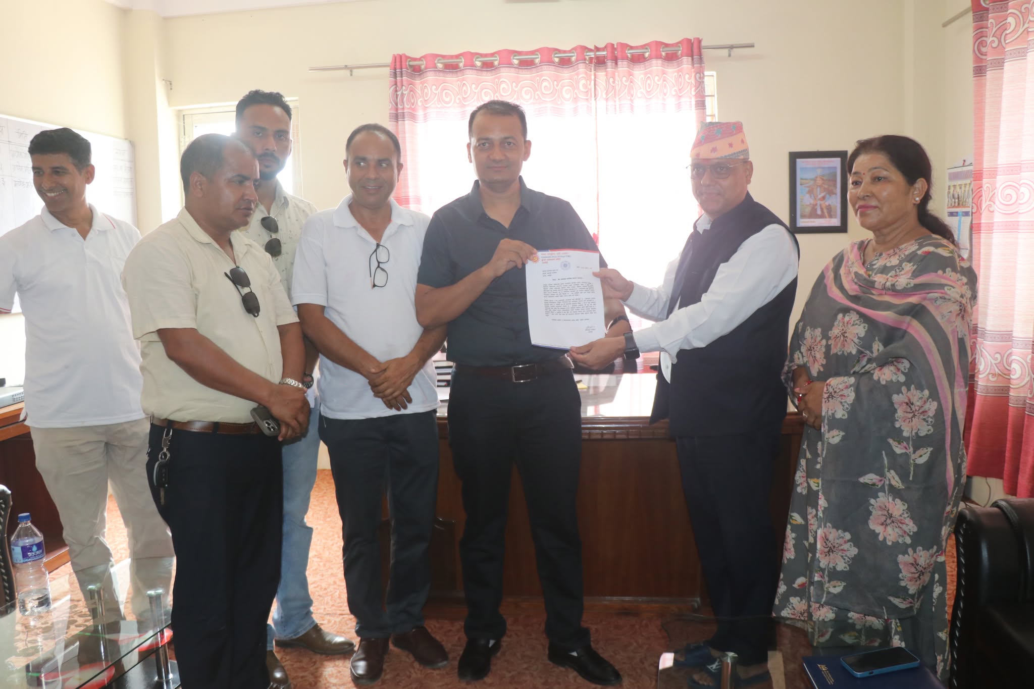 परिचयपत्रका लागि सहज वातावरण बनाउन एमाले बुटवल नगरसमितिको ज्ञापनपत्र