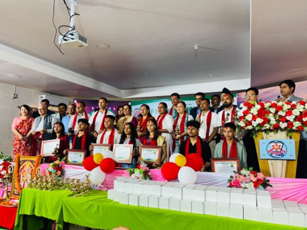 दीप बोर्डिङबाट एसईईमा चार जिपिए सहित उतीर्ण विद्यार्थीलाई सम्मान