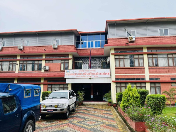 अदालतको सेवा सञ्चालन गर्न लुम्बिनी प्रदेश सरकारकाे पाँच लाख सहयोग