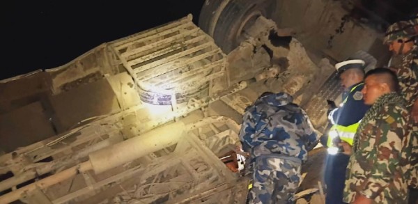 त्रिशुलीमा बस खस्याे, १७ जनाको घटनास्थलमै मृत्यु, २४ घाइते