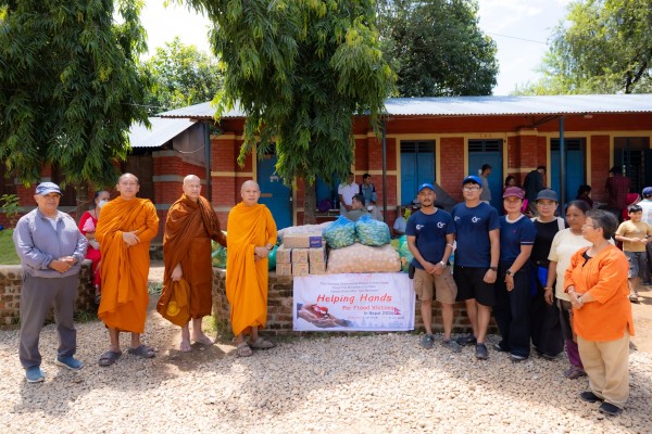 राेयल थाइ विहार लुम्बिनीद्धारा रसुवा बाढी प्रभावित ठाउँमै पुगेर  सहयाेग