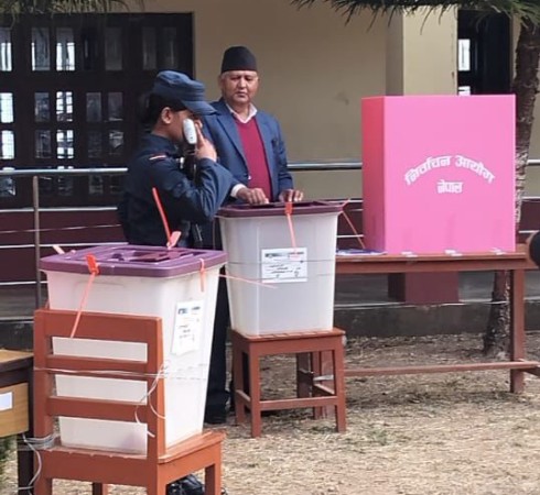 लुम्बिनीका मुख्यमन्त्री चेतनारायण आचार्यले गरे मतदान