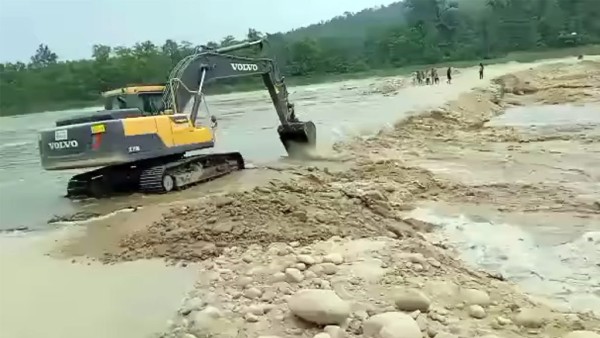 विनयीखोलाको डाईभर्सन फेरी बगायो, पूर्वपश्चिम राजमार्ग प्रभावित 
