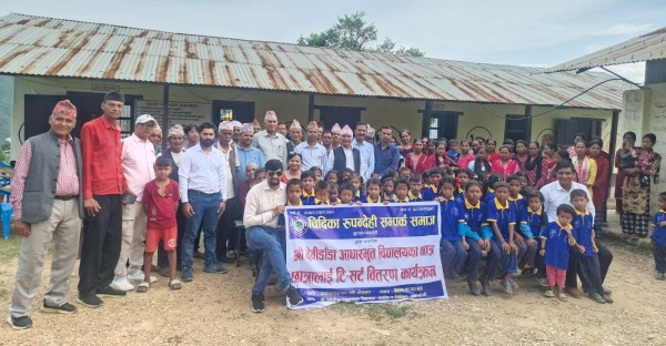 चिदिका–रुपन्देही सम्पर्क समाजद्वारा छात्रछात्रालाई निःशुल्क पोशाक