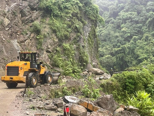 करिव २२ घन्टापछि खुल्याे बुटवल-पाल्पा सडक