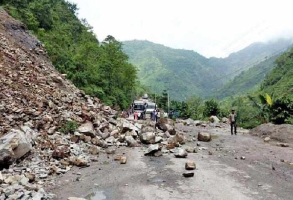 पाल्पा सिद्धबाबा पहिरोमा परि रामपुरका दम्पती घाईते, प्रहरीले तुरुन्तै उद्धार गर्दा थप क्षती भएन