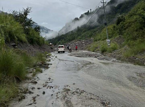 पहिरोले अरनिको राजमार्गको जुरे खण्ड अवरुद्ध