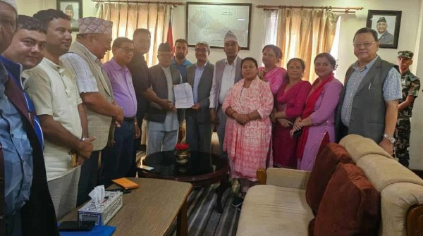 अर्घाखाँचीमा बाँदरले सताएपछि गृहमन्त्रीलाई भेटेर ध्यानाकर्षण
