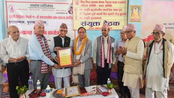 डा. बालकृष्ण चापागाईं सिद्धिचरण श्रेष्ठ साहित्य पुरस्कारबाट सम्मानित