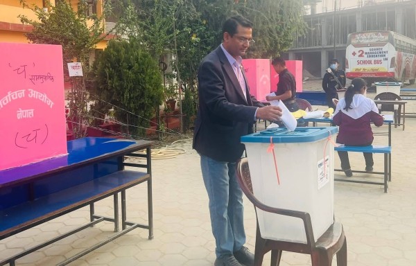 रूपन्देही २ :  नेकपा उम्मेद्वार विश्वदीपले गरे मतदान