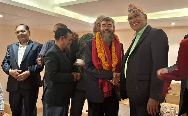 संविधानसभा सदस्य विनाेद पहाडी एमाले प्रवेश