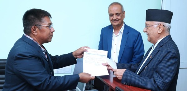 एमालेका अध्यक्ष ओलीले बुझाए लेवि वापत मासिक २५ हजार