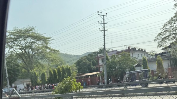 इलाका प्रशासन कार्यालय बुटवलमा परिचयपत्र बनाउन बिहानदेखि लाइन, सेवाग्राहीलाई सास्ती