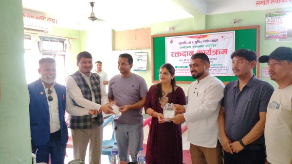 युवा व्यवसायी न्यौपाने दम्पतीको जन्मदिनमा रक्तदान, ६१ युनिट संकलन