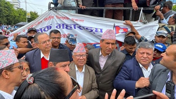 नेकपा एसका अध्यक्ष नेपाल र खनालले जनाए शिक्षक आन्दोलनमा ऐक्यबद्धता
