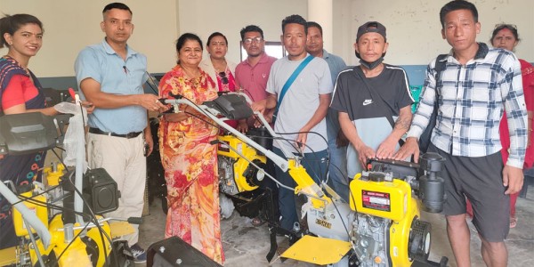 सुनवल नगरपालिकाले बाड्याे हाते ट्याक्टर. स्थानीय भए खुशी