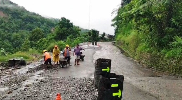 बुटवल पाल्पा सडकको भूतखोलामा सडक भासियो, सवारी एकतर्फी