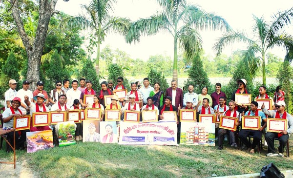 गजेडीतालमा बसेर कलाकारले क्यानभासमा उतारे थरीथरीका चित्र  