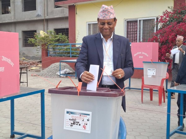 रुपन्देही २ : काँग्रेस उम्मेद्वार चुन्न पाैडेलले गरे मतदान