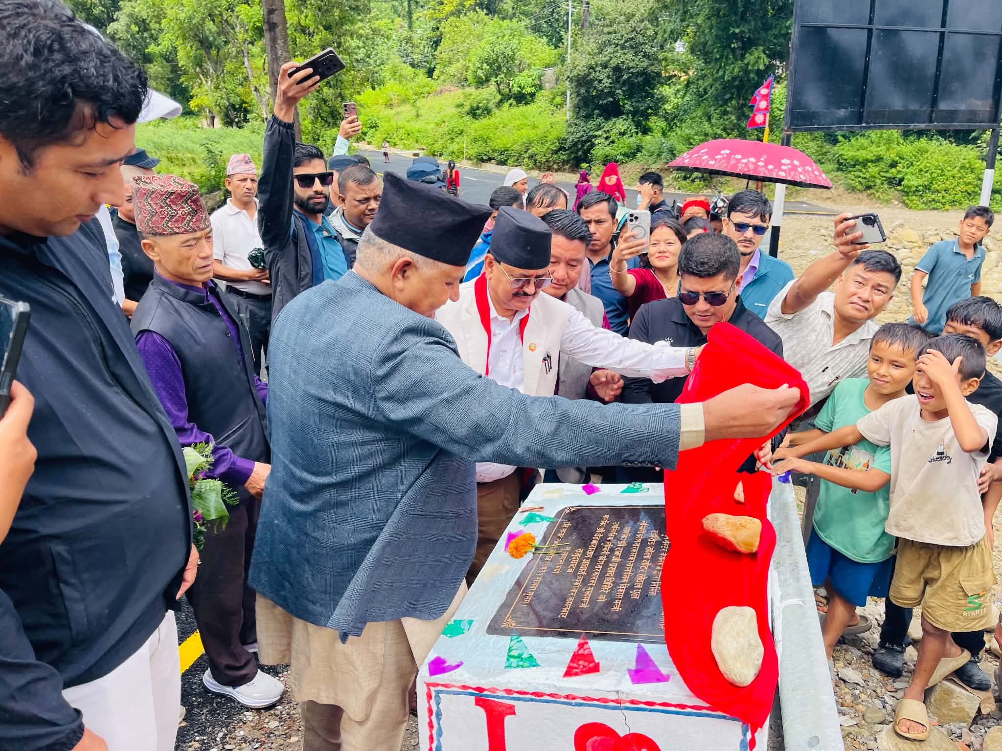 रङ्गशिङ्ग खोलामा बनेको पक्की पुलकाे मुख्यमन्त्री आचार्यले गरे उद्घाटन