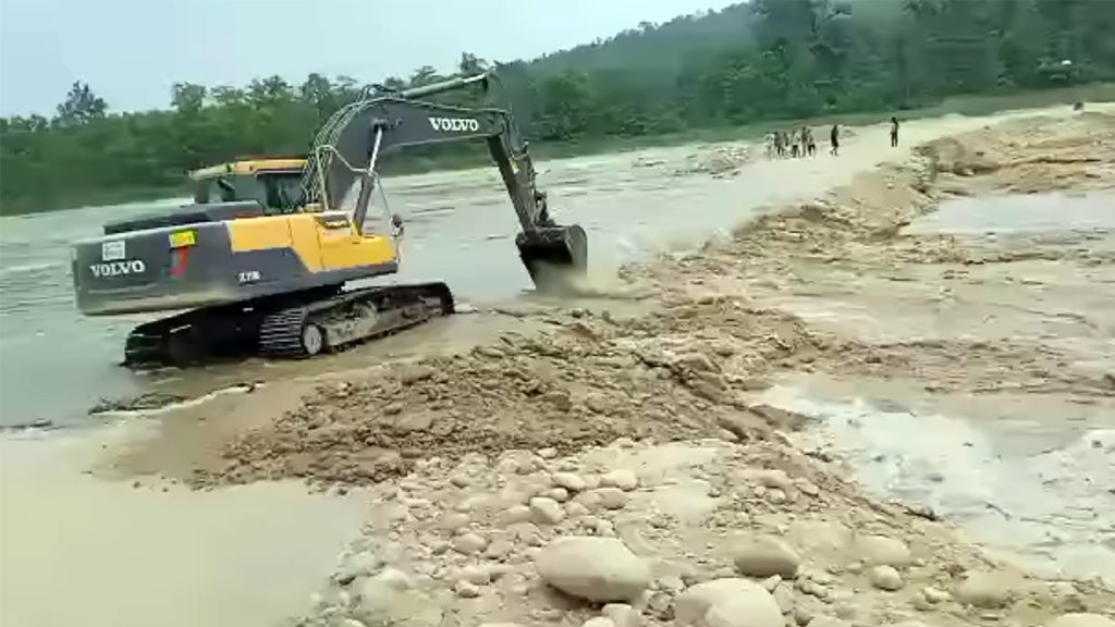 विनयीखोलाको डाईभर्सन फेरी बगायो, पूर्वपश्चिम राजमार्ग प्रभावित