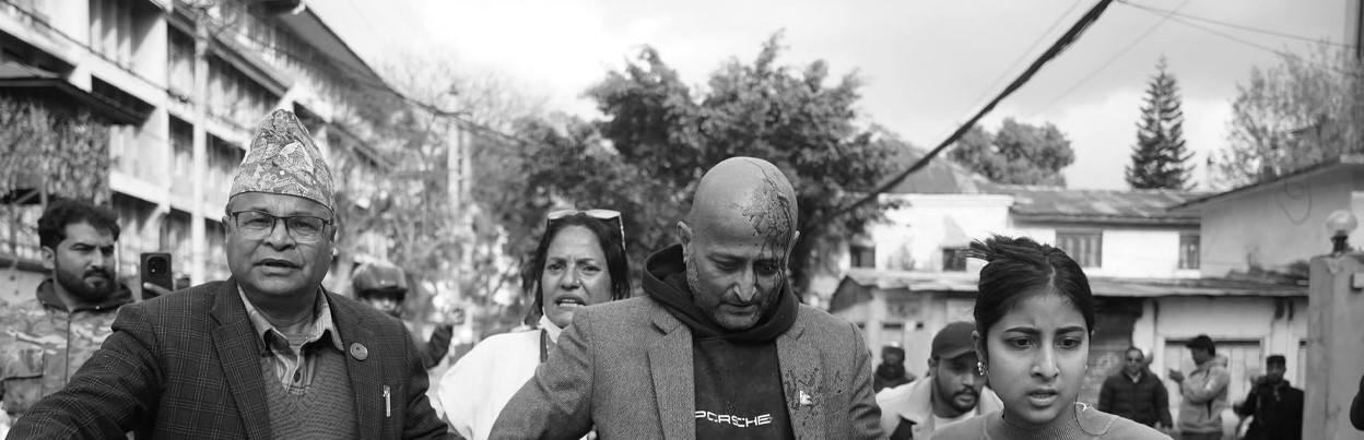 ओलीलाई पक्राउ विरुद्ध एमालेको प्रदर्शन,   प्रर्दशनकारीमाथि प्रहरीद्धारा लाठी चार्ज