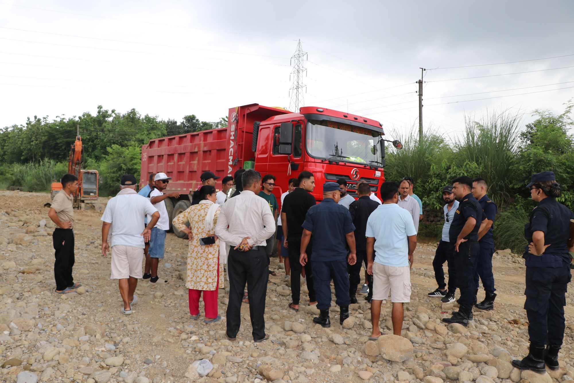आयोजनाको नाममा बुटवल सतगढीमा अवैध उत्खनन, डोजर र टिप्पर नियन्त्रणमा 