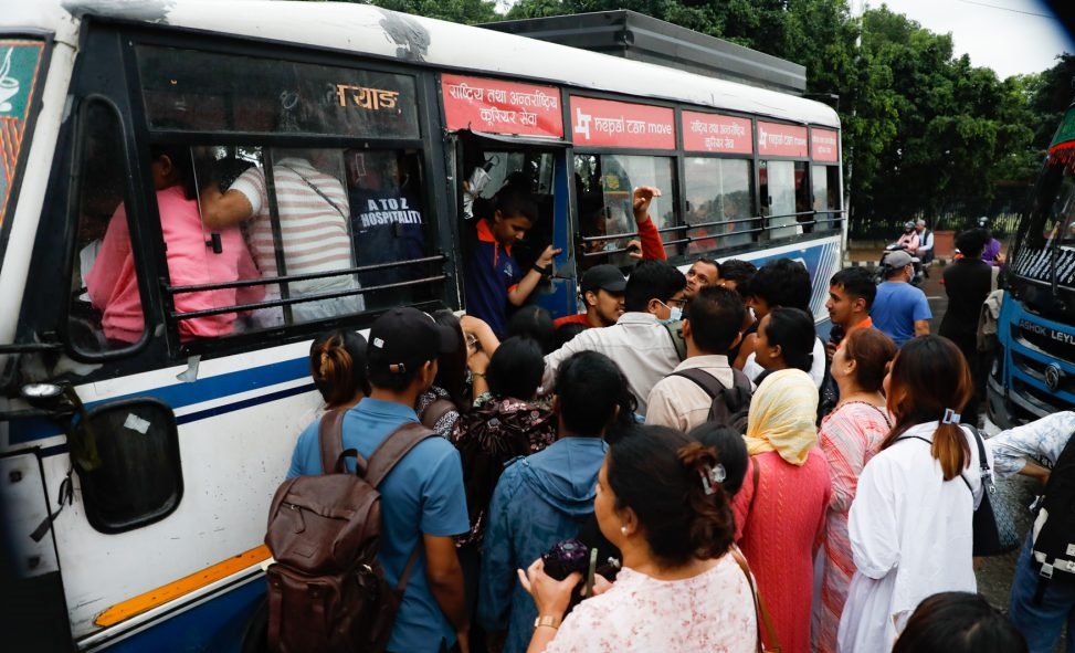 काठमाडौंमा छोटा र कम सिटे बसले यात्रुले पाए सास्ती