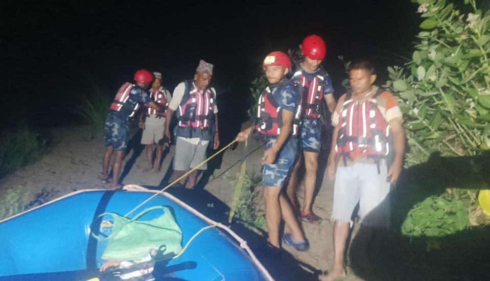बाँकेको राप्ती नदिमा फसेका तीन जनाको सकुशल उद्धार
