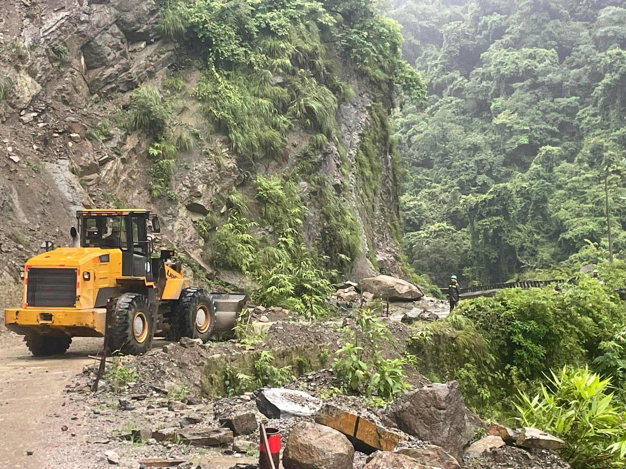करिव २२ घन्टापछि खुल्याे बुटवल-पाल्पा सडक