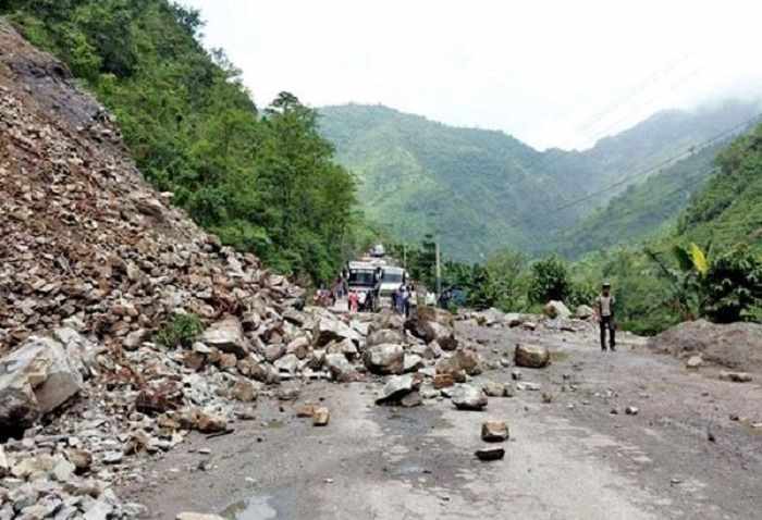 पाल्पा सिद्धबाबा पहिरोमा परि रामपुरका दम्पती घाईते, प्रहरीले तुरुन्तै उद्धार गर्दा थप क्षती भएन