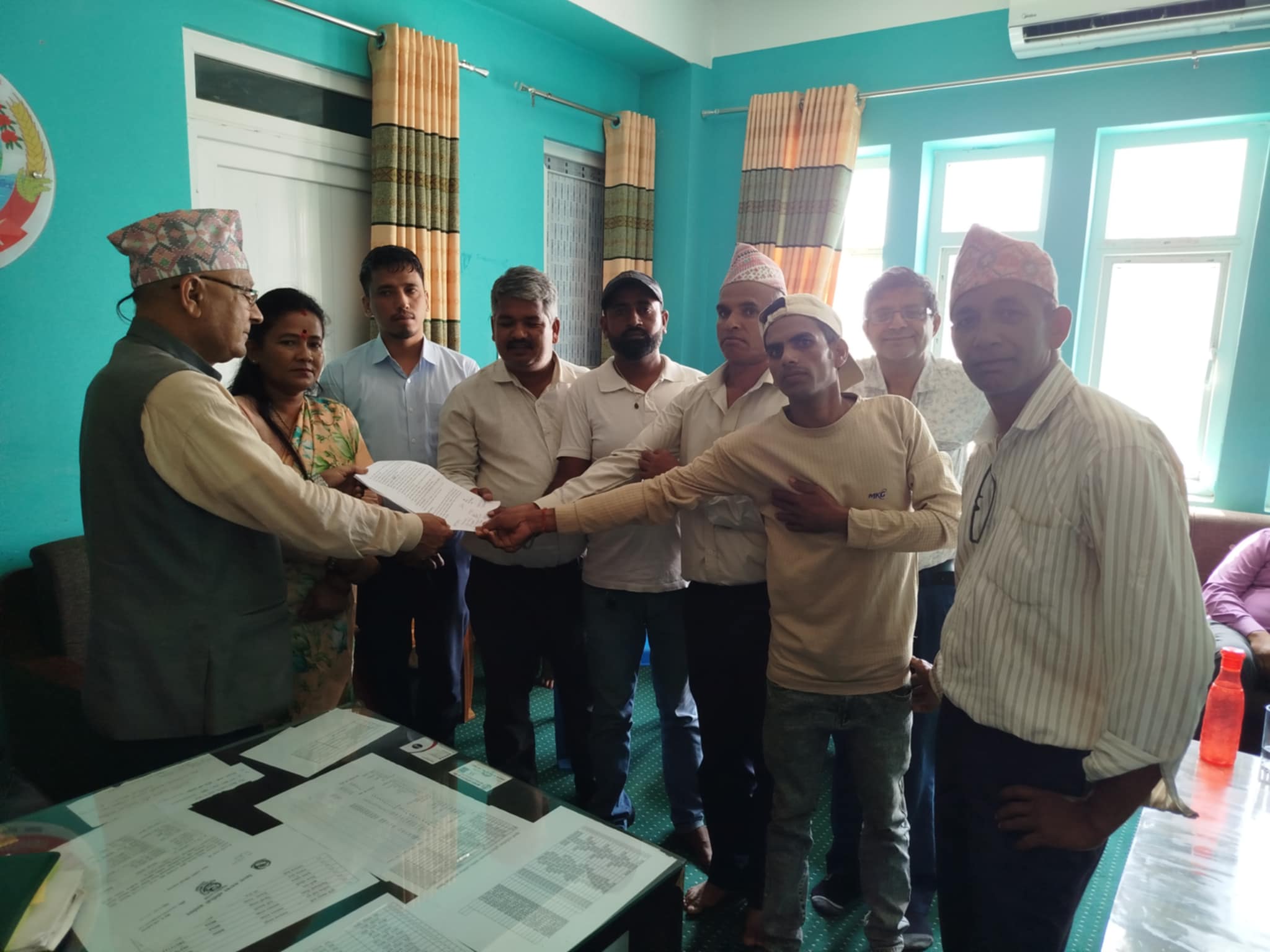 एकीकृत समाजवादी सियारी गाउँकमिटिले बुझायाे ज्ञापन-पत्र