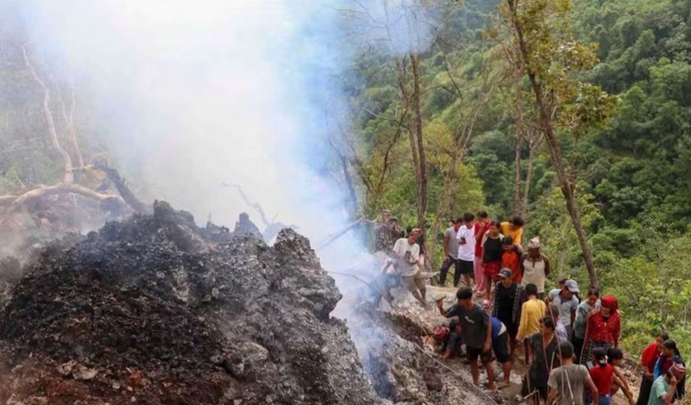 पेलेगा डाँडाबाट निस्किरहेको धुवाँ जाँच्न विज्ञ टोली पूर्वी नवलपरासीमा