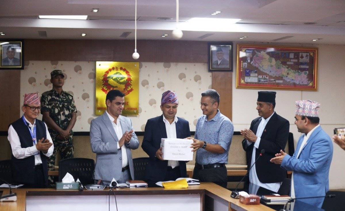 क्यान्सरको उपचारमा प्रयोग हुने अत्यावश्यक औषधि तथा स्वास्थ्य सामग्रीहरू स्वास्थ्य तथा जनसङ्ख्या मन्त्रालयलाई हस्तान्तरण
