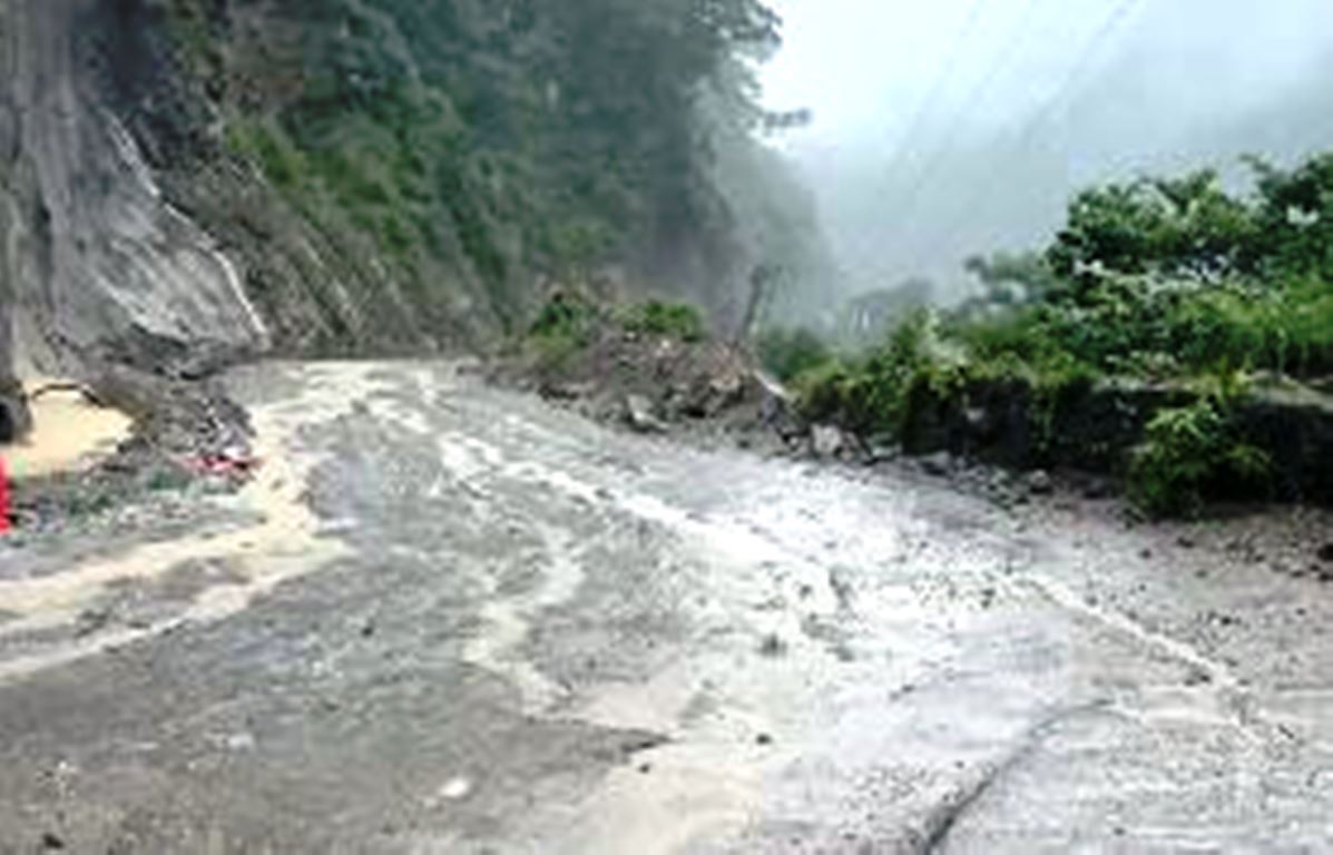 लगातारकाे बर्षाले सिद्वबाबा क्षेत्रकाे यात्रा जाेखिमपूर्ण 