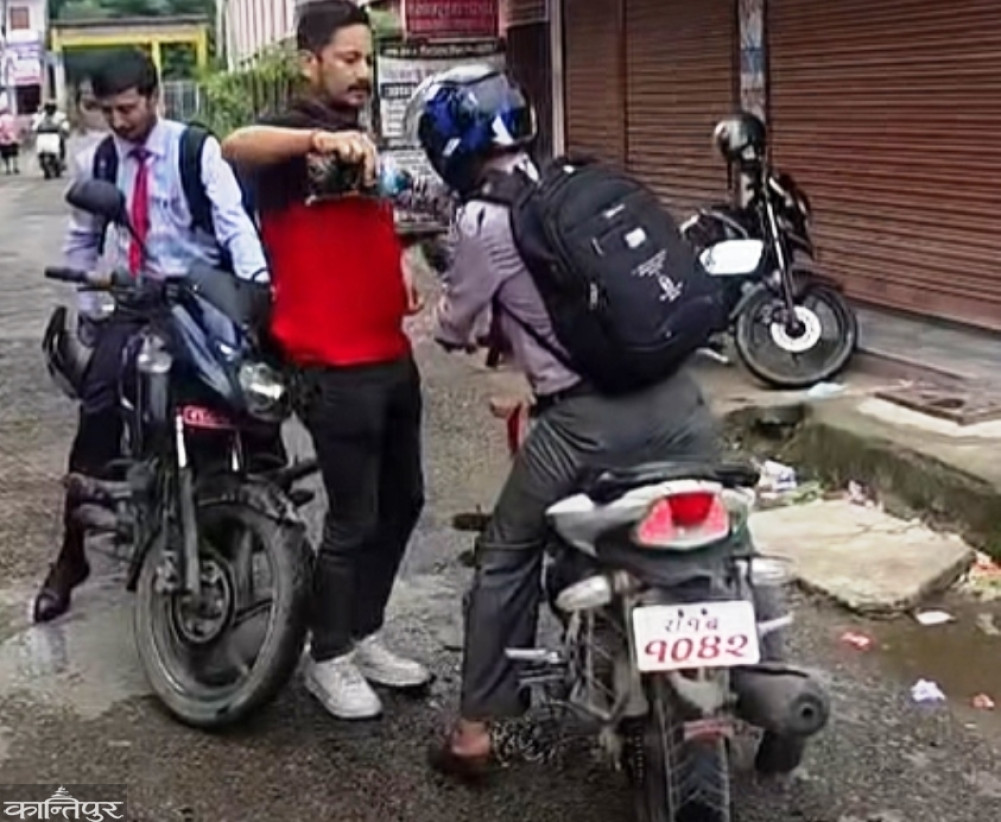 दाङमा शिक्षा अधिकृत अजय बोहोराको शरीरमा मोविल खन्याएर दुर्व्यवहार