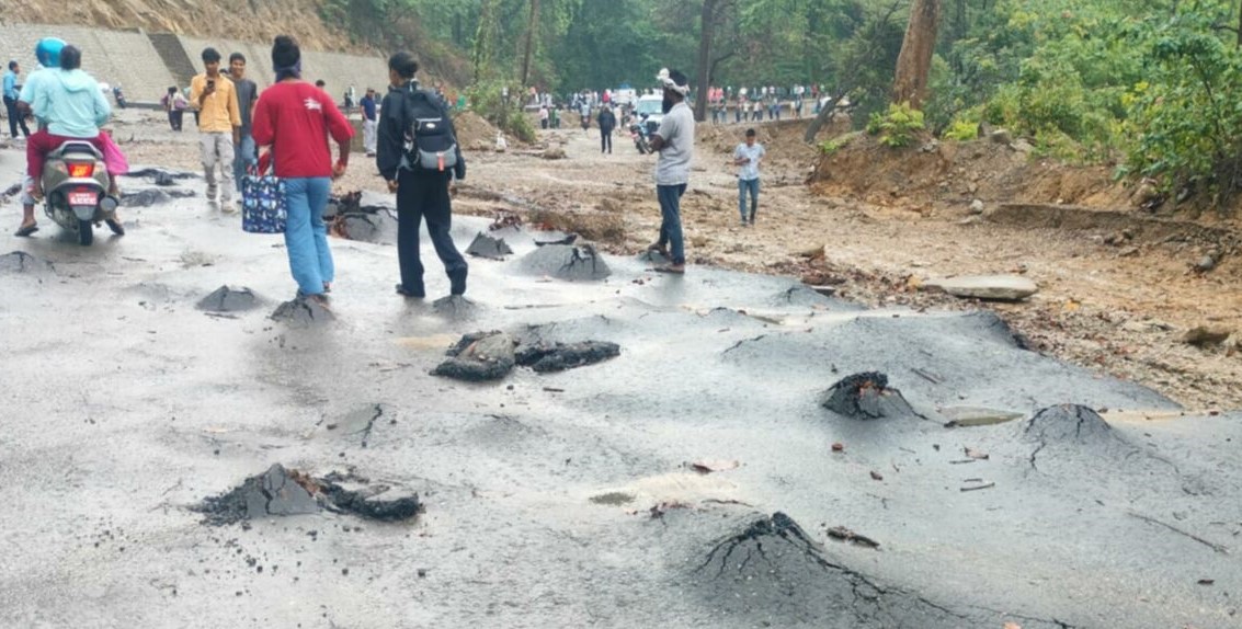 वर्षाले दाउन्नेमा सडक भास्सिएपछि पूर्वपश्चिम राजमार्ग अवरुद्ध