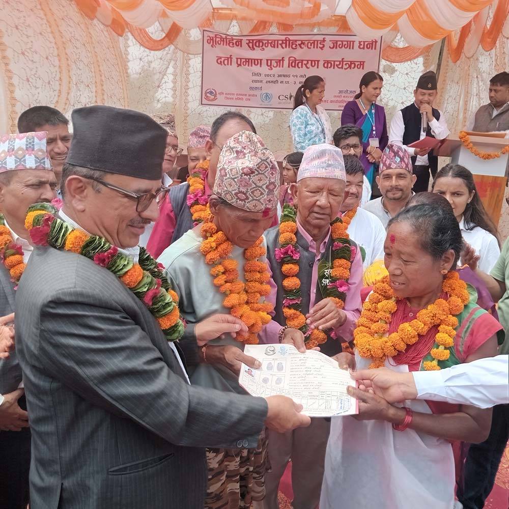लालपुर्जाले दियो शताब्दी वृद्धालाई खुसी