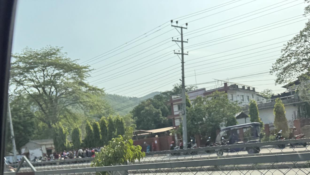 इलाका प्रशासन कार्यालय बुटवलमा परिचयपत्र बनाउन बिहानदेखि लाइन, सेवाग्राहीलाई सास्ती