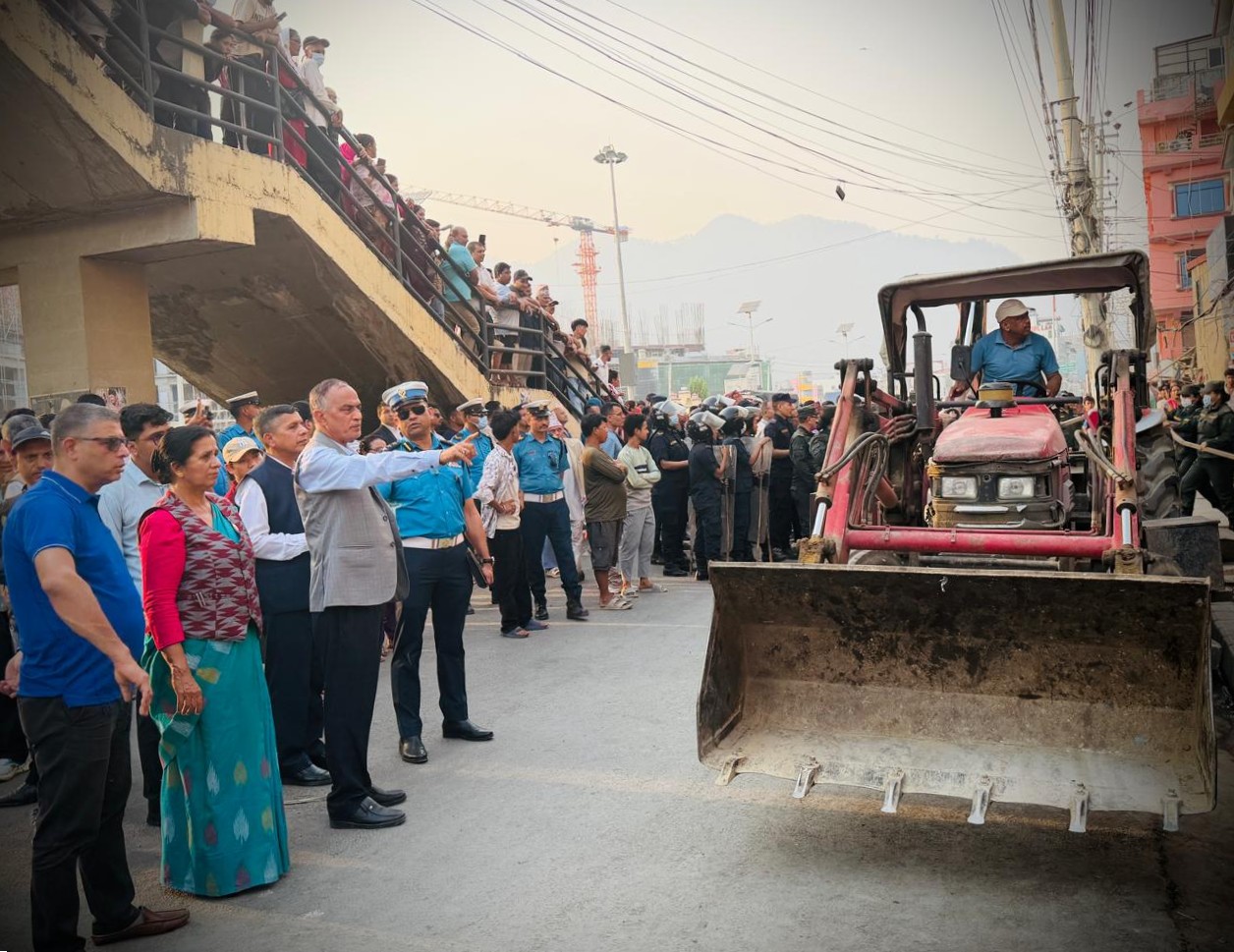 बुटवलमा फुटपाथमा हटाउन शुरू, अटेरी गरेकाे भन्दै चल्याे डाेजर