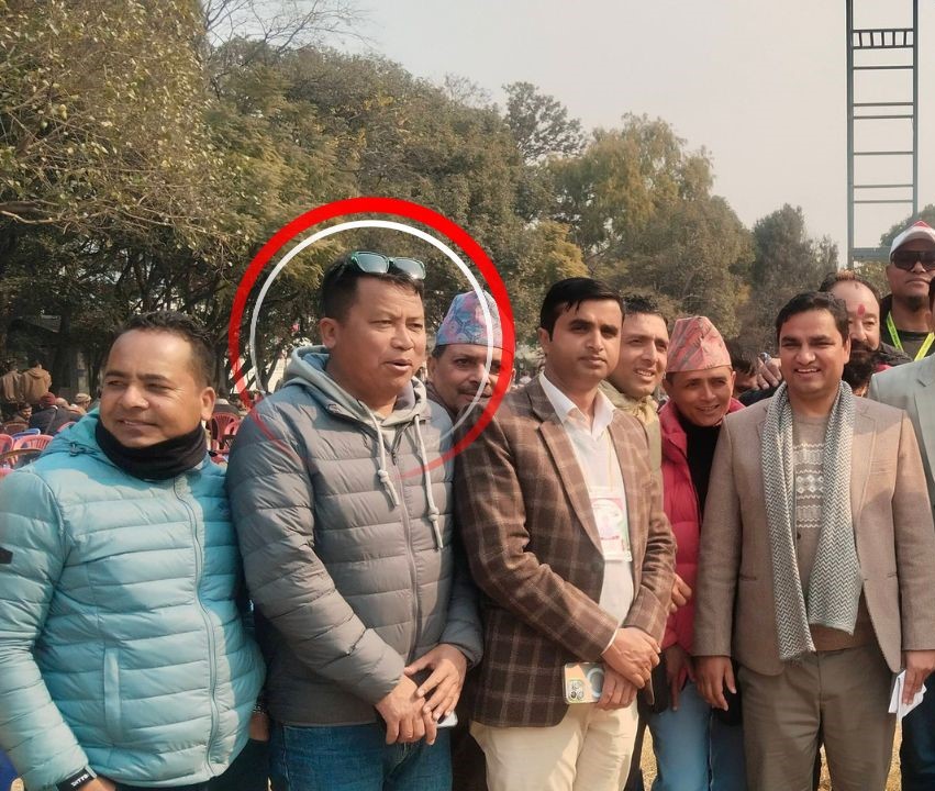 काँग्रेसको बिशेष महाधिवेशनमा नेताहरुसँग रैनादेवी छहराका स्वास्थ्य प्रमुख जीवन राना 