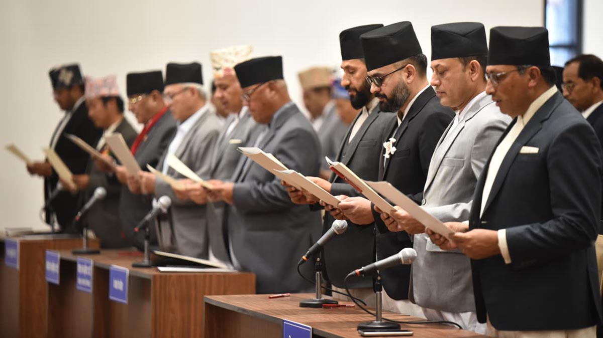 नवनिर्वाचित सांसदहरूले लिए शपथ