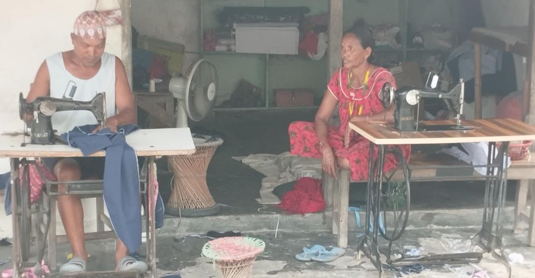 सिलाएर कपडा लगाउने घट्दै, पेसा संकटमा