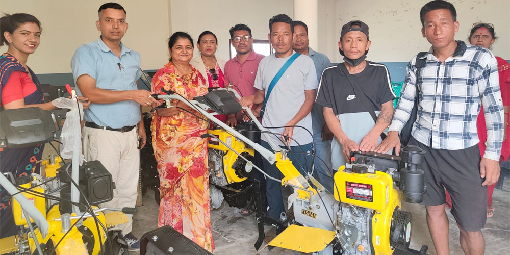सुनवल नगरपालिकाले बाड्याे हाते ट्याक्टर. स्थानीय भए खुशी